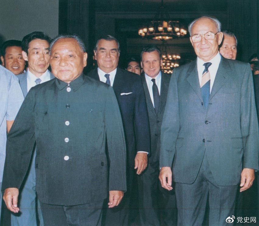 1988年9月5日,邓小平在会见捷克斯洛伐克总统胡萨克时提出科学技术是第一生产力。