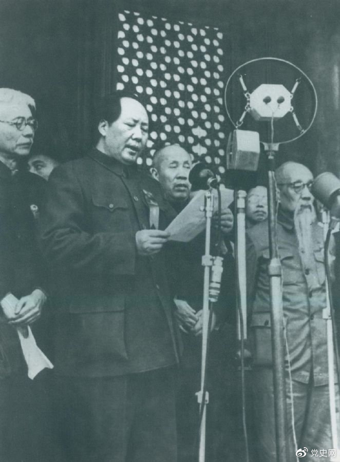开国大典。1949年10月1日,毛泽东在天安门城楼上庄严宣告:中华人民共和国中央人民政府今天成立了!