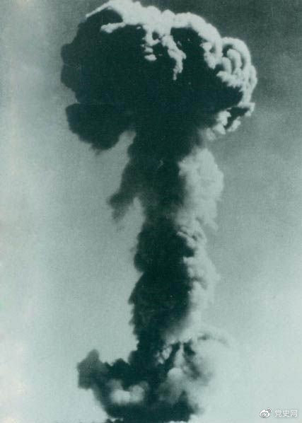 1964年10月16日,中国第一颗原子弹爆炸成功。中国政府发表声明,郑重宣布:中国在任何时候、任何情况下,都不会首先使用核武器。