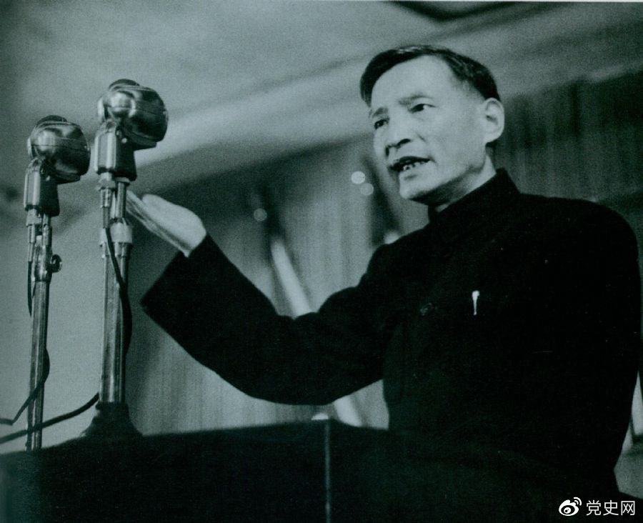 1951年10月,陈云在全国政协一届三次会议上作财经工作报告。