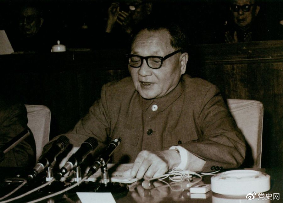 1979年10月,邓小平代表中共中央、国务院向中国文学艺术工作者第四次代表大会致祝词。