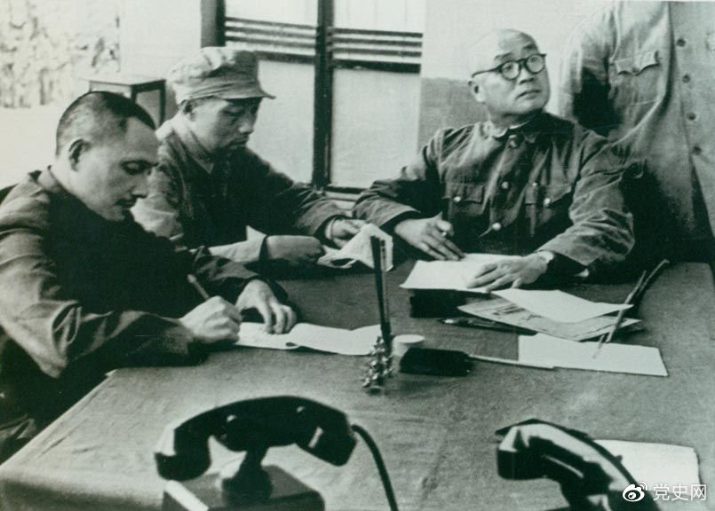 1949年11月1日起,人民解放军向西南进军。图为邓小平与刘伯承、张际春等研究进军西南问题。