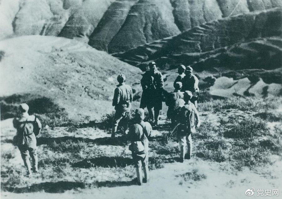 1937年11月,八路军第一一五师、一二九师主力在正太路以南广阳地区侧击西犯之敌,给日军以沉重打击。图为徐向前(正面中立者)在前线指挥战斗。