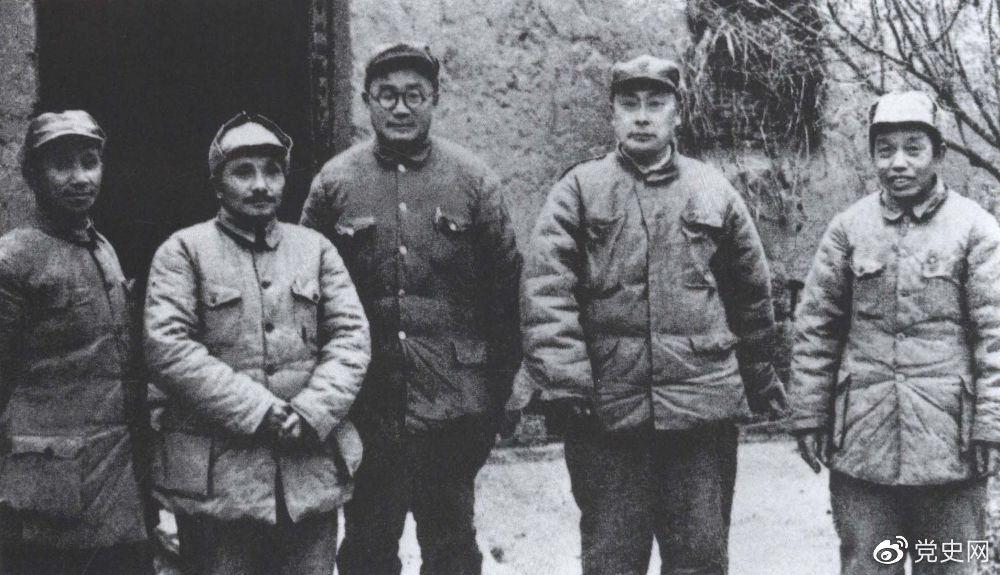 1948年11月6日至1949年1月10日,由刘伯承、陈毅、邓小平、粟裕、谭震林组成,以邓小平为书记的总前敌委员会,率华东野战军和中原野战军及部分地方武装进行淮海战役。长江中下游以北广大地区解放。图为总前敌委员会成员合影。