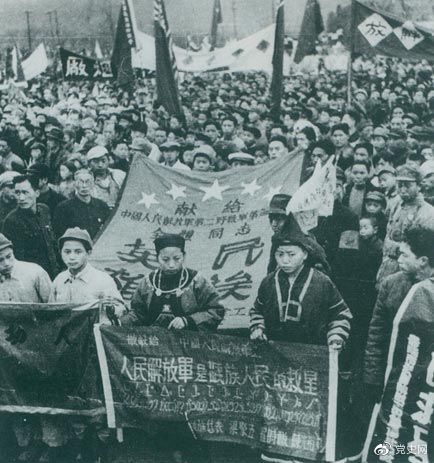 1949年11月15日,贵州解放。图为苗族同胞向人民解放军部队献旗。