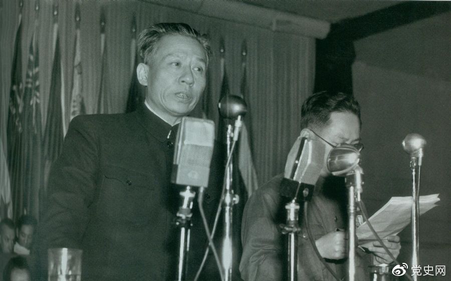 1949年11月16日,刘少奇在亚洲澳洲工会代表会议开幕式上讲话。