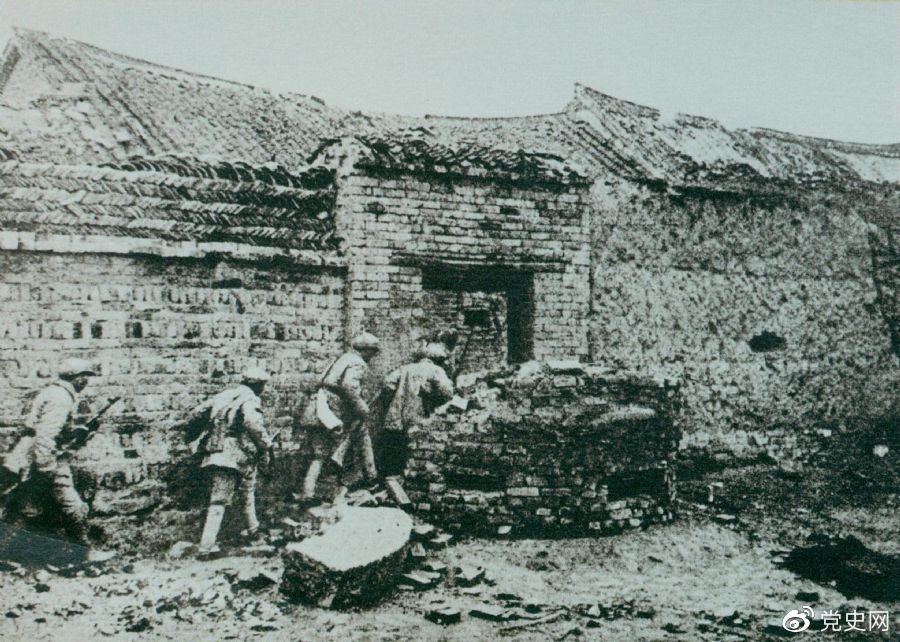 1948年11月,华东野战军取得围歼黄百韬兵团的胜利。图为战士们冲进黄百韬兵团司令部。