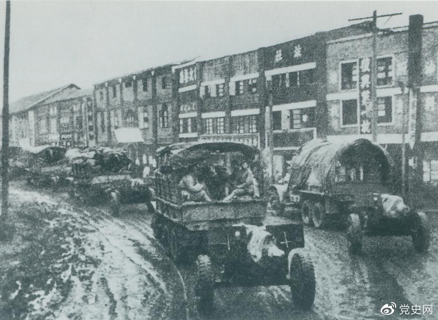 1949年11月21日,人民解放军占领黔北重镇遵义。图为解放军部队通过遵义市区。