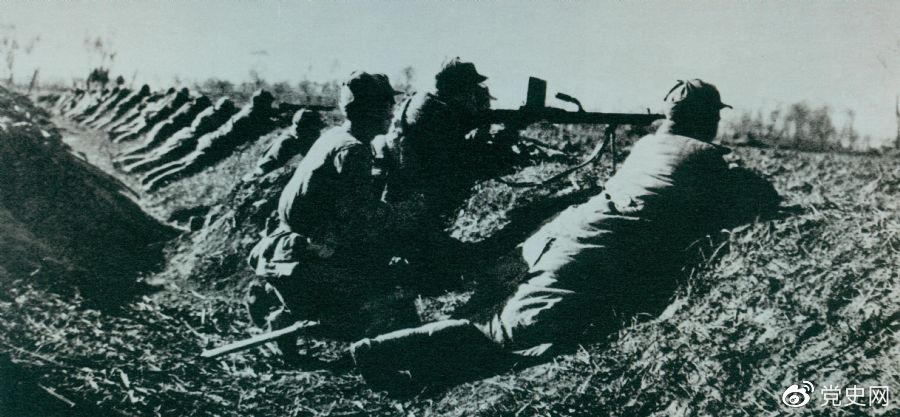 1948年11月23日至12月15日,淮海战役第二阶段,中原野战军在华东野战军配合下,全歼国民党军第12兵团——黄维兵团。图为主攻部队一部在前沿阵地上。