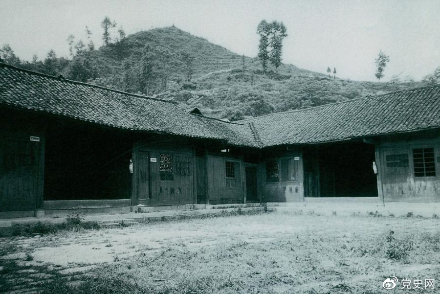 1934年11月26日,中共湘鄂川黔边临时省委、省军区在大庸(今张家界)成立(后迁至湖南永顺塔卧丁家院),任弼时任省委书记兼省军区政治委员。图为湖南永顺塔卧丁家院中共湘鄂川黔边临时省委、省军区旧址。