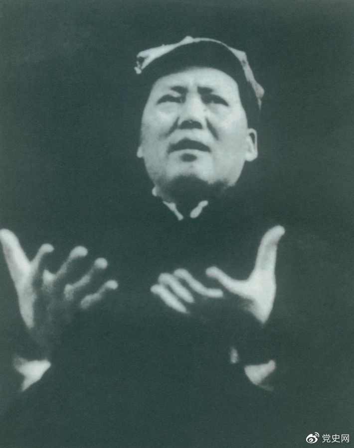 1943年11月,毛泽东在中共中央招待陕甘宁边区劳动英雄代表大会上作《组织起来》的讲话。