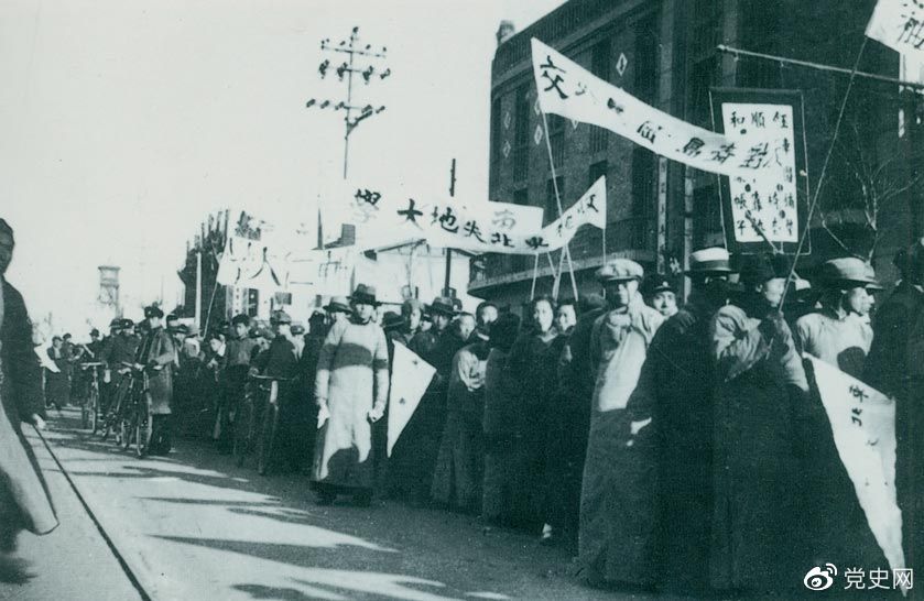 1935年12月9日,中国共产党领导北平学生掀起声势浩大的抗日救亡运动,并迅速波及全国,形成抗日救国的新高潮。图为游行队伍。