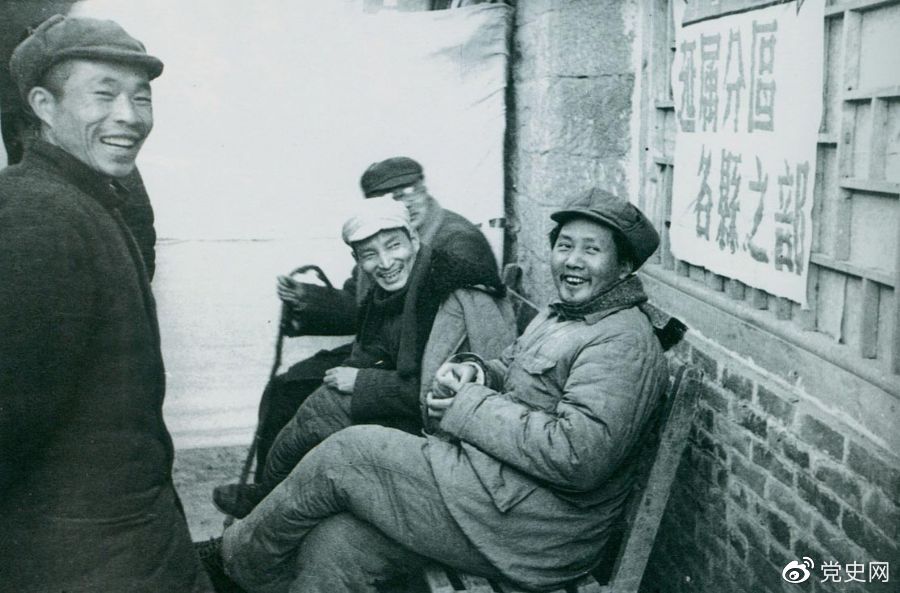1943年12月,毛泽东和陈云、林伯渠参观陕甘宁边区第三届生产展览会。
