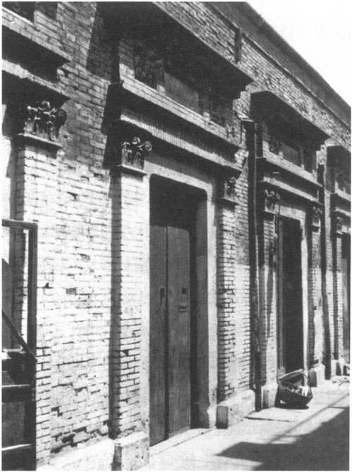 1922年7月16日至23日,中国共产党第二次全国代表大会在上海举行。出席大会的代表12人,代表全国195名党员。大会第一次提出明确的反帝反封建的民主革命纲领,区分了最高纲领和最低纲领。大会通过第一个党章,并通过决议案,决定中国共产党加入共产国际。大会选举产生中央执行委员会,中央执行委员会推选陈独秀为委员长。