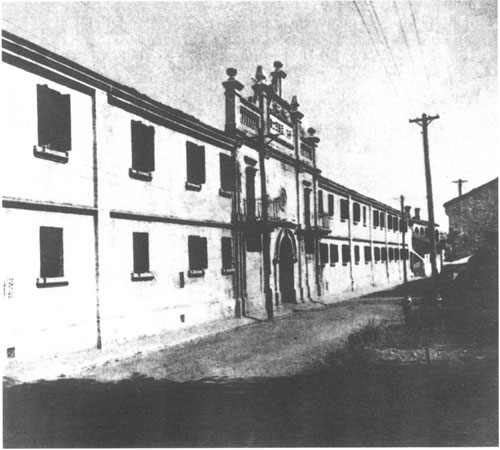 1927年4月27日至5月9日,中国共产党第五次全国代表大会在武汉举行。出席大会的代表82人,代表全国57967名党员。大会选举产生中央委员会和党的历史上第一个中央纪律检查监督机构——中央监察委员会。根据大会要求,会后,中央政治局会议通过修改党章的决议,正式提出党内实行民主集中制的组织原则。