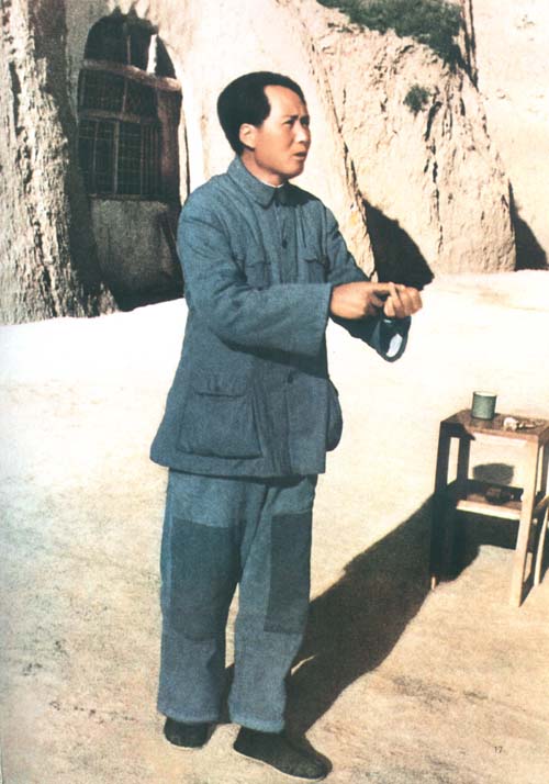 毛泽东在延安给一二〇师干部作报告。（1942年）