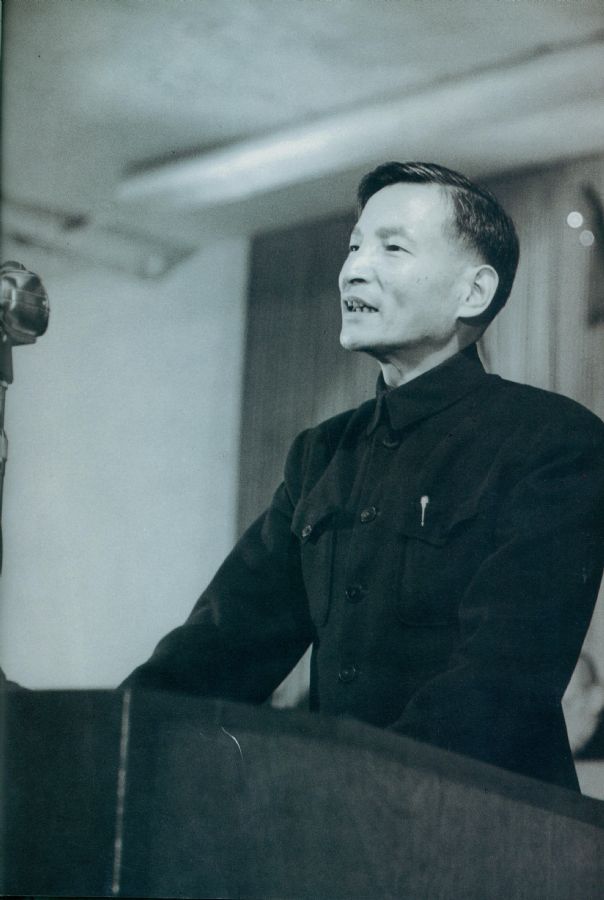 1951年10月25日，陈云在全国政协一届三次会议上作关于经济工作和财政工作的报告。