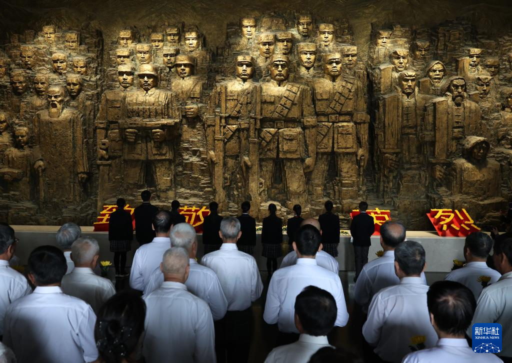 2026年4月3日,“清明节的铭记——缅怀英烈志奋进‘十五五’”主题教育系列活动启动仪式在中国人民抗日战争纪念馆举行。这是社会各界代表向抗战英烈献花。新华社记者 张晨霖 摄