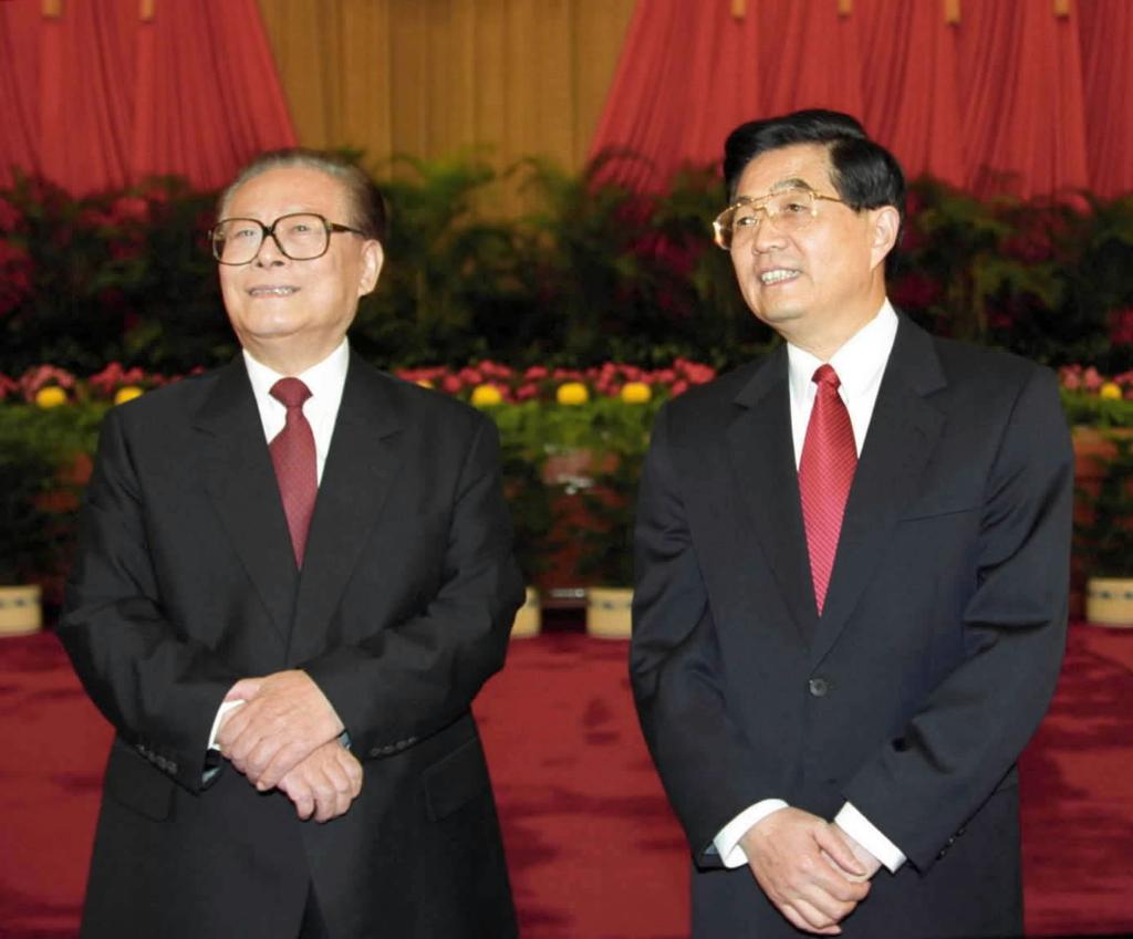 2002年11月15日，江泽民同志、胡锦涛同志在北京人民大会堂亲切会见出席党的十六大代表、特邀代表和列席人员并发表重要讲话。