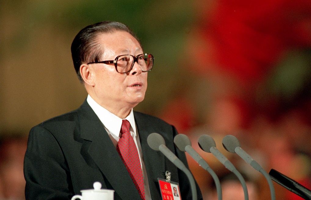 1997年9月12日，中国共产党第十五次全国代表大会在北京人民大会堂开幕。这是江泽民同志代表第十四届中央委员会作报告。
