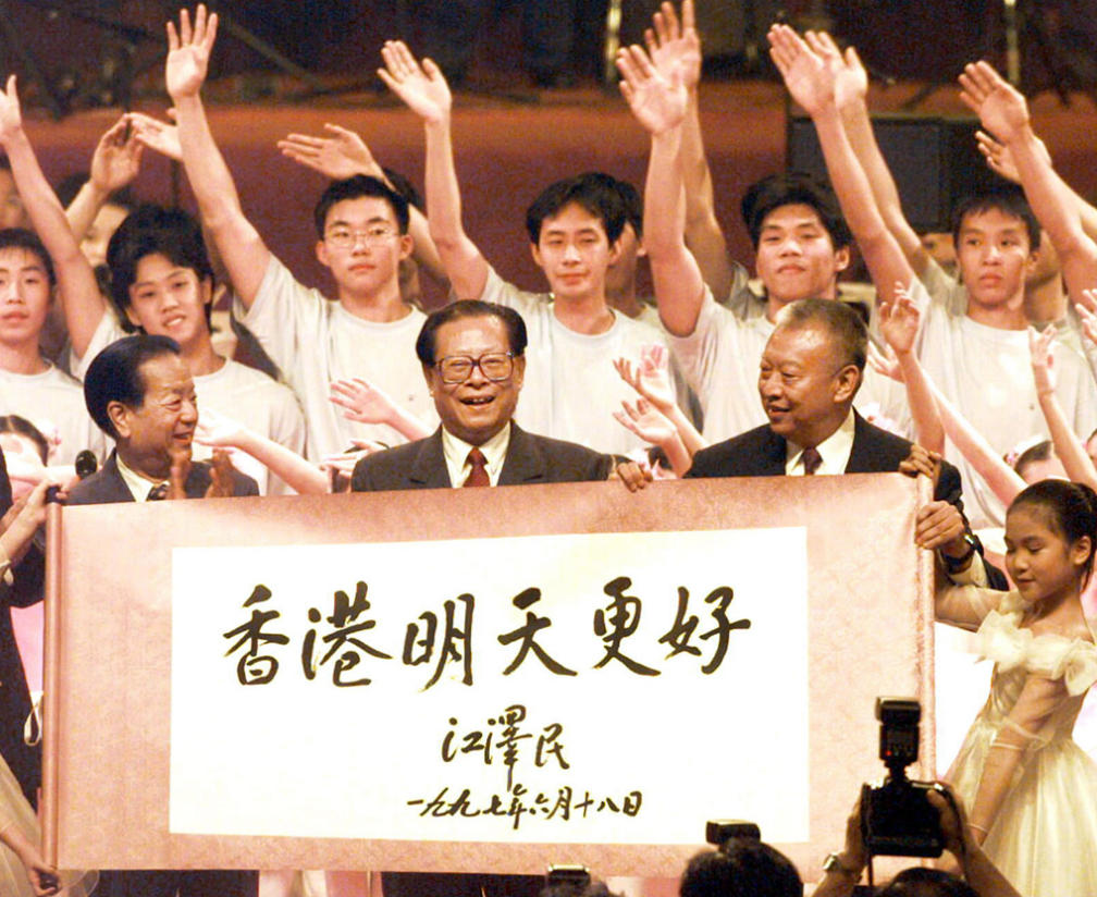 1997年7月1日上午10时，中华人民共和国香港特别行政区成立庆典在香港会展中心新翼举行。在庆典仪式上展示了江泽民同志亲手题写的“香港明天更好”书法卷轴。