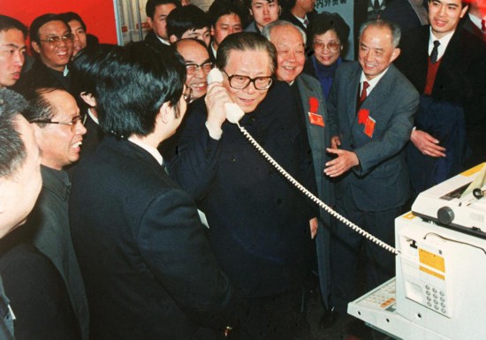 1984年5月，江泽民同志在北京展览馆举行的全国电子新产品展览会上，试用国际长途电话向远方的工作人员问候。
