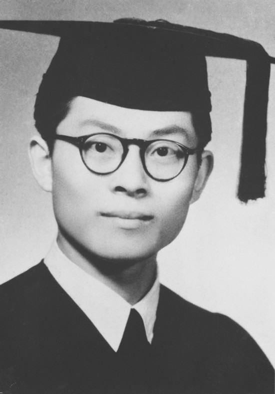 这是1947年江泽民同志在上海交通大学的毕业照。