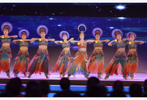 9月12日晚,2023年新疆中秋晚会在乌鲁木齐文化中心北广场上演。 新华社记者 胡虎虎 摄