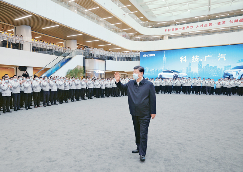 2023年4月10日至13日,中共中央总书记、国家主席、中央军委主席习近平在广东考察。这是12日下午,习近平在广汽研究院向职工们挥手致意。 新华社记者 鞠鹏/摄