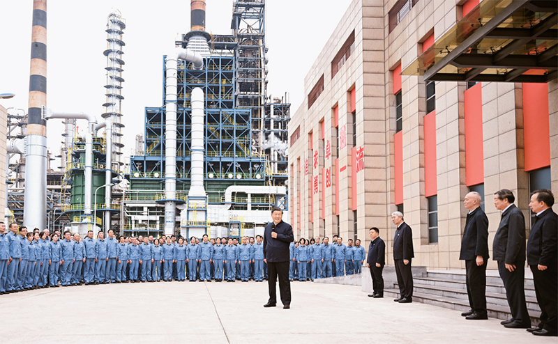 2023年10月10日至13日,中共中央总书记、国家主席、中央军委主席习近平在江西考察。这是10日下午,习近平在中国石化九江分公司考察时,同企业员工亲切交流。 新华社记者 谢环驰/摄