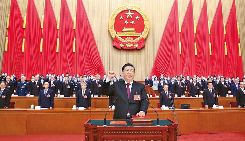2023年3月10日,十四届全国人大一次会议在北京人民大会堂举行第三次全体会议。习近平全票当选中华人民共和国主席、中华人民共和国中央军事委员会主席。这是习近平进行宪法宣誓。 新华社记者 鞠鹏/摄