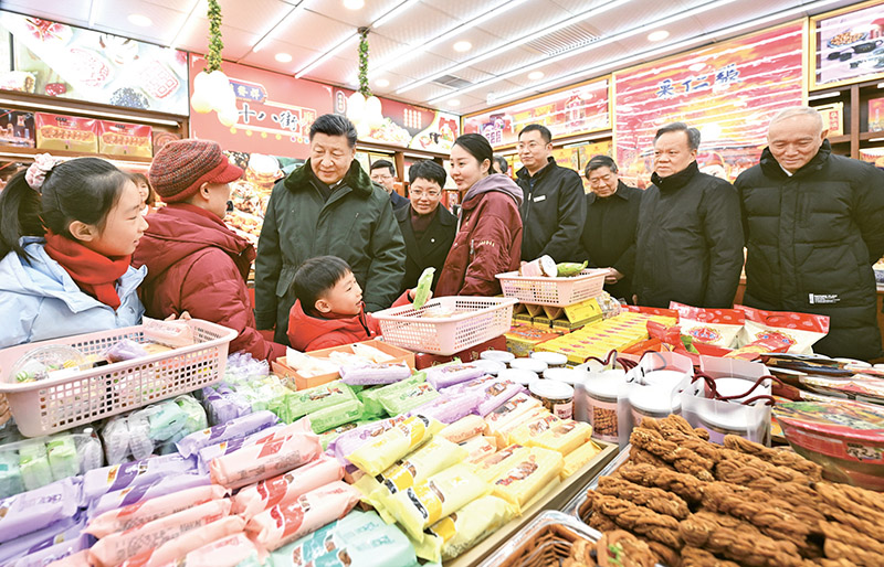 2024年2月1日至2日,中共中央总书记、国家主席、中央军委主席习近平来到天津,看望慰问基层干部群众。这是1日下午,习近平在天津古文化街考察时,走进店铺同现场群众互动交流。 新华社记者 谢环驰/摄