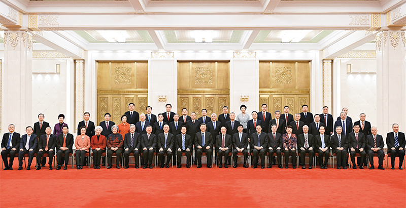 2024年2月7日,习近平、王沪宁、蔡奇、丁薛祥等在北京人民大会堂同党外人士欢聚一堂,共迎佳节。这是习近平等同大家合影留念。 新华社记者 谢环驰/摄