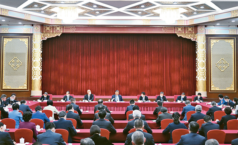 2023年3月6日,中共中央总书记、国家主席、中央军委主席习近平看望参加全国政协十四届一次会议的民建、工商联界委员,并参加联组会,听取意见和建议。中共中央政治局常委、全国政协十四届一次会议主席团会议主持人王沪宁,中共中央政治局常委蔡奇、丁薛祥参加看望和讨论。 新华社记者 谢环驰/摄