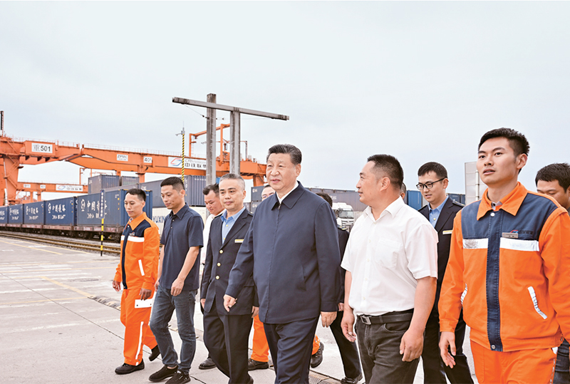 2024年4月22日至24日,中共中央总书记、国家主席、中央军委主席习近平在重庆考察。这是22日下午,习近平在重庆国际物流枢纽园区重庆铁路集装箱中心站,同货车司机、列车司机、装卸工人、场站管理人员等亲切交流。 新华社记者 岳月伟/摄