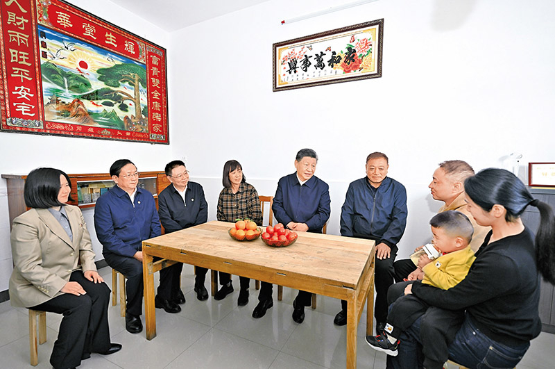 2024年11月4日至6日,中共中央总书记、国家主席、中央军委主席习近平在湖北考察。这是5日上午,习近平在咸宁市嘉鱼县潘家湾镇四邑村村民熊成龙家,同一家人围坐在一起拉家常。 新华社记者 燕雁/摄
