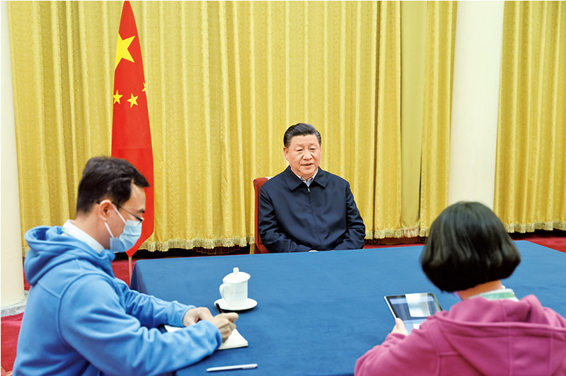 2020年11月2日,中共中央总书记、国家主席、中央军委主席习近平在北京中南海参加第七次全国人口普查登记。这是习近平在回答普查员的询问。 新华社记者 鞠鹏/摄