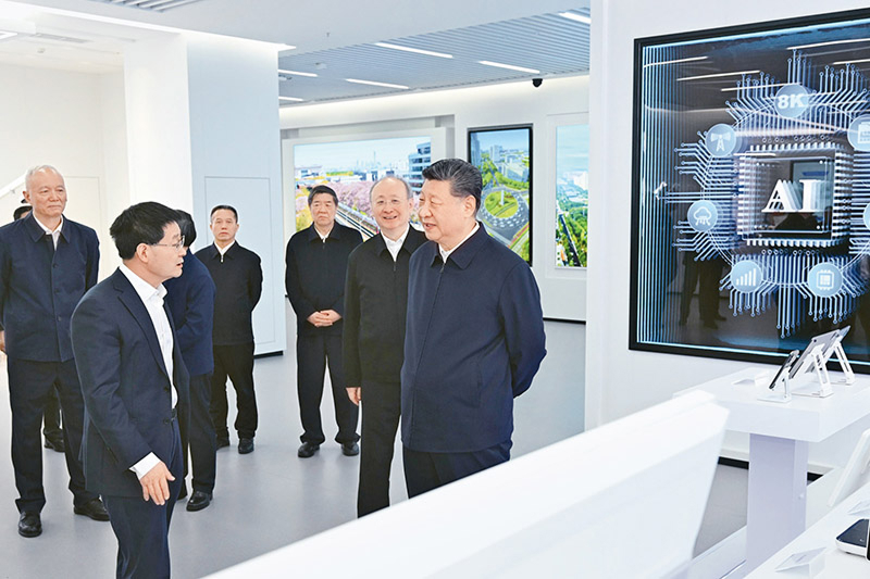 2026年2月9日至10日,中共中央总书记、国家主席、中央军委主席习近平在北京考察并看望慰问基层干部群众。这是9日上午,习近平在位于北京亦庄的国家信创园考察。 新华社记者 燕雁/摄