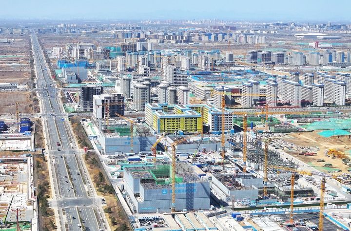 这是2026年3月18日拍摄的位于雄安新区起步区第五组团的首批北京疏解高校雄安校区建设现场(无人机照片)。 新华社记者 朱旭东 摄