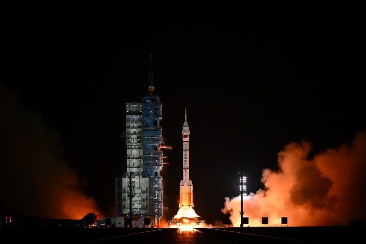 2026年5月24日,搭载神舟二十三号载人飞船的长征二号F遥二十三运载火箭在酒泉卫星发射中心点火发射。 新华社记者 连振 摄