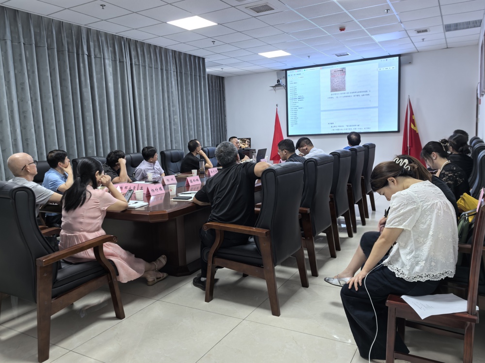 与会人员围绕展陈大纲展开讨论