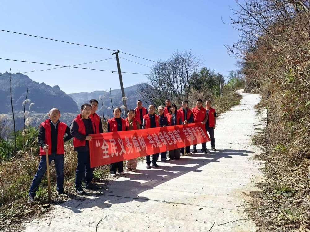 市委党史研究室赴四方台村开展植树节主题志愿服务活动