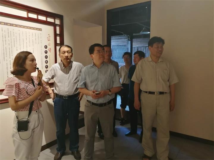 谢建新等一行参观翦伯赞故居.JPG